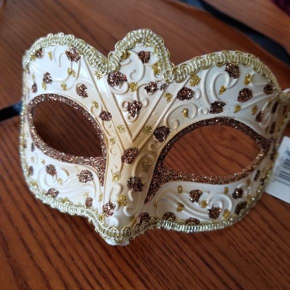 Sparkly new decorative eye masks - Picture 7 of 7